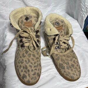 Tom’s shoes Tom’s highlands Botas Leopard high top faux Sherpa lined shoe